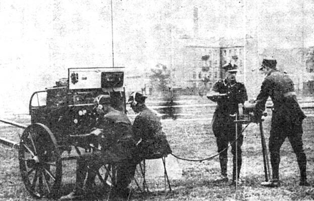 Praca na radiostacji RKD Prawdziwy rozwój polskiego sprzętu radiowego nastąpił jednak dopiero w latach 30-tych.