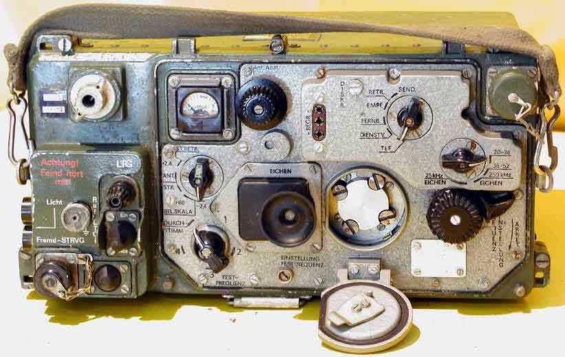 Radiostacja R-107 Kolejne prezentowane radiostacje stanowią grupę tzw. radiostacji pokładowych, które występowały głównie na wyposażeniu wozów dowodzenia.