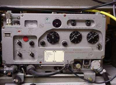 Zakres roboczych częstotliwości od 1500 do 10990 khz był podzielony na 10 podzakresów. Radiostacja miała 950 ustalonych częstotliwości z odstępem co 10 khz.