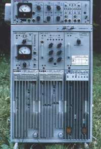 Radiolinia R-415 Rewolucja technologiczna z lat 90-tych nie ominęła sprzętu łączności radioliniowej. Wdrożono radiolinie cyfrowe RL-432, a następnie R-450.