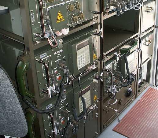 Radiolinie R-450A zamontowane w aparatowni RWŁC-10/T Wozy dowodzenia Historia wozów dowodzenia również rozpoczęła się po II wojnie światowej.