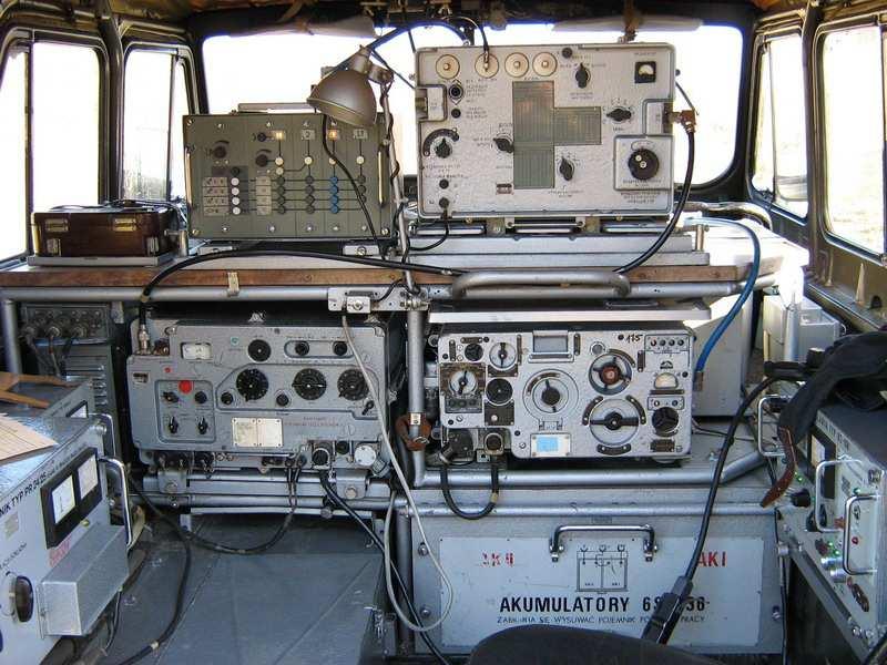 Na wyposażeniu miał dwie radiostacje R-123 oraz jedną R-107.