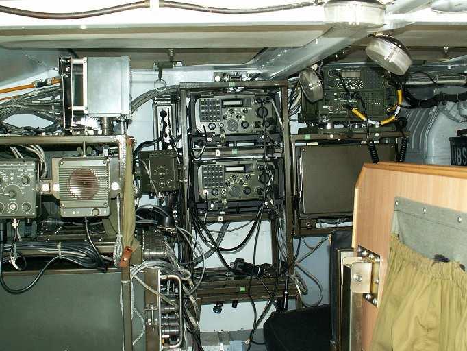 Wyposażenie łącznościowe było kilkukrotnie modernizowane i w najnowszej wersji zasadnicze wyposażenie zawiera dwie