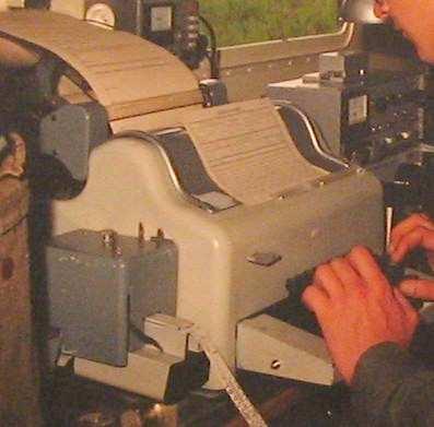 Dalekopis arkuszowy T-63 ( na zdjęciu wewnątrz radiostacji R-140M) Następnie rolę przejęły nowocześniejsze dalekopisy na licencji Siemensa typu T-100 oraz typu T-800.
