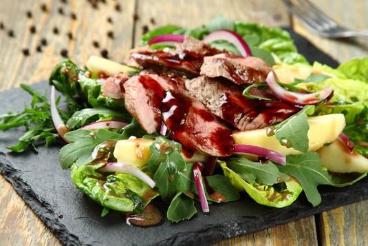 Pierś z kaczki na sałacie z jabłek 30 minut 4 osoby Łatwe pierś z kaczki 700 gramów sałata rzymska 1 rucola 50 gramów czerwona cebula pokrojona w piórka 1 czerwone jabłko pokrojone w ósemki 1