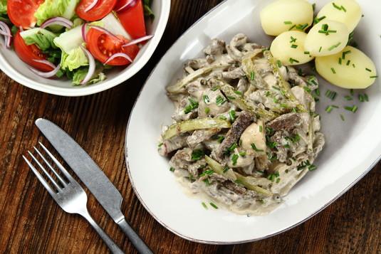 Wołowina Strogonow à la Pascal 50 minut 4 osoby Łatwe gruba, czerwona cebula pokrojona w piórka 1 pieczarki pokrojone na 4 części 250 gramów polędwica wołowa pokrojona w paseczki w poprzek włókien