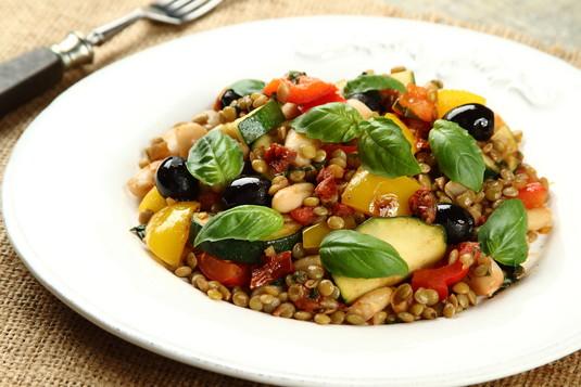 Ciepła sałata warzywna z octem balsamicznym 15 minut 4 osoby Łatwe czerwona papryka pokrojona w kostkę 1 żółta papryka pokrojona w kostkę 1 posiekana cebula 1 średnie cukinie pokrojone w półtalarki 2