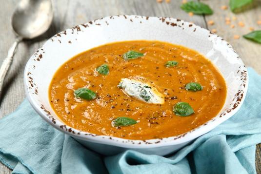 Zupa pomidorowa z soczewicą i ricottą 45 minut 4 osoby Łatwe posiekana szalotka lub młoda cebula 3 sztuki posiekany ząbek czosnku 3 sztuki czerwona soczewica 100 gramów passata 400 mililitrów ricotta