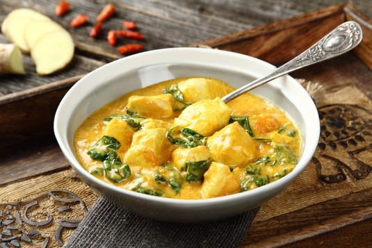 Curry z kurczaka ze szpinakiem 30 minut 4 osoby Łatwe cebula pokrojona w piórka 1 posiekany ząbek czosnku 1 posiekany kawałek imbiru (ok. 5 cm) kurkuma 0.5 łyżek kumin w proszku 0.
