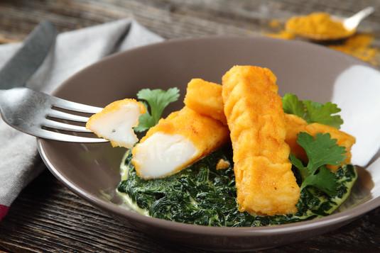 Nuggetsy z dorsza ze szpinakiem w sosie śmietanowym z curry 40 minut 4 osoby Łatwe filety z dorsza bez skórki, pokrojony w paluszki 400 gramów naturalne płatki kukurydziane, zmiksowane na puder 150