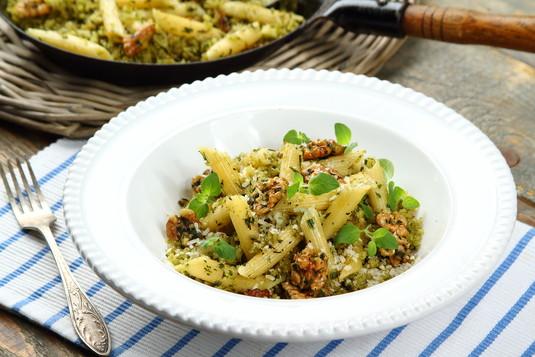 Penne z ziołami i orzechami włoskimi 15 minut 4 osoby Łatwe maślany smak 60 mililitrów posiekany pęczek natki pietruszki 1 świeże, posiekane oregano 2 łyżki posiekane ząbki czosnku 3 sztuki pęczek