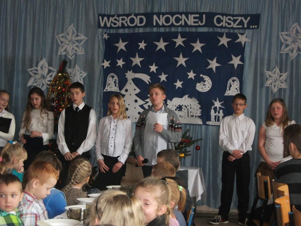 Cała szkoła przy Wigilijnym stole 20 grudnia w naszej szkole odbyła sie Wigilia Szkolna. Rozpoczęliśmy ją piękną akademią, którą przygotowali uczniowie IV, V i VI klasy oraz ich wychowawczynie.
