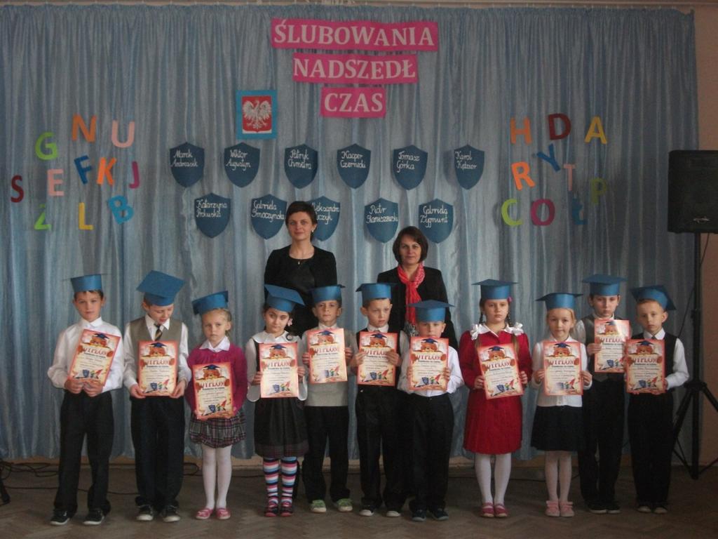 Pasowania nadszedł już czas 10 grudnia w naszej szkole odbyło się kolejne pasowanie pierwszaków na uczniów. Po wielu próbach pierwszakom doskonale udała się akademia z tej okazji.