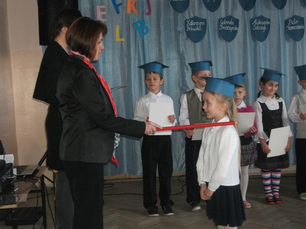 Po skończonej akademii pierwszaki ślubowali, że będą dobrymi uczniami, a następnie pani dyrektor dokonała pasowania. Dumni pierwszacy otrzymali dyplomy z gratulacjami.