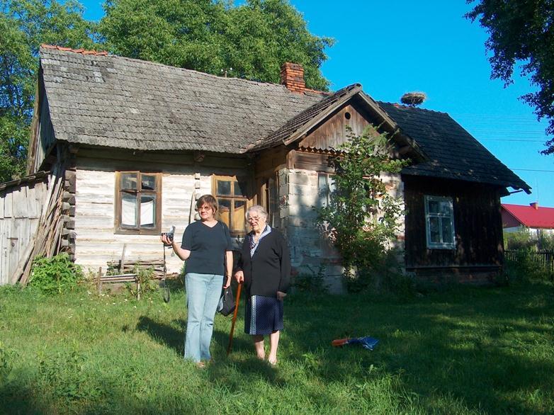 Obowiązkowo podjeżdżam po dom, by powspominać szczęśliwe chwile z czasów mojego dzieciństwa.