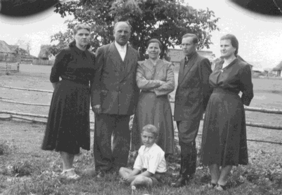 Fot. Stoją od lewej: Janina Stankiewicz z ojcem Julianem Feldman, matką Franciszką, mężem