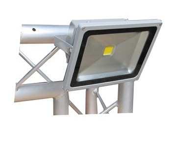 LED 9 S 9W Aluminiowa lampa LED ( 9 punktów diodowych z soczewkami) moc 9 W, montowana w nutę profilu, długośc całkowita 550 mm Ruchoma głowica umożliwiająca obrót i nachylenie pod dowolnym kątem, w