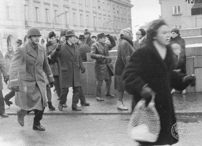 Domagali się oni wycofania z terenu uczelni ormowców, a z okolicy blokującej wyjścia z Uniwersytetu milicji, wypuszczenia studentów zatrzymanych i