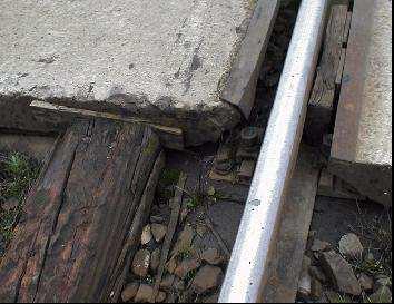 Uzupelnienia ubytków nawierzchni asfaltowej Szczelina powstała w wyniku korozji dylatacji Obrzeże płyty - kształtownik metalowy - widoczne pionowe przemieszczenie