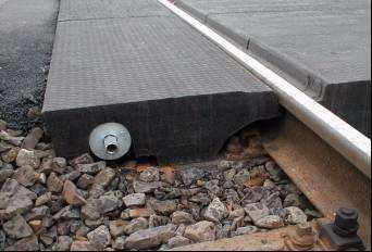 Przejazd wykonano z płyt żelbetowych z betonu B50, na powierzchni betonu wykonano ryflowanie antypoślizgowe.