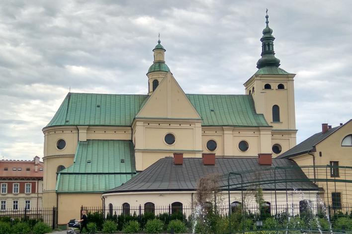 ołtarz główny. W latach 50. XVIII w. dokonano barokizacji wnętrza świątyni, a ok. 1775 r. wymieniono wyposażenie - wizytacja biskupia wymienia w tym roku 11 ołtarzy określonych jako nowe.
