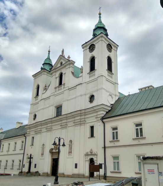 Zasadnicze zmiany nastąpiły w otoczeniu kościoła: na miejscu dawnych zabudowań gospodarczych, stawów, ogrodów i sadów klasztornych są dziś trasy komunikacyjne i wybrukowany plac z pomnikiem Czynu