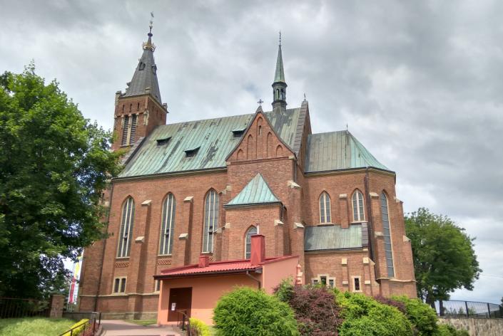 gruntach częściowo wydzielonych z parafii farnej, częściowo działki podarowanej przez Radę Powiatową. W 1931 r. położono strop na podziemiach, w 1932 r. wmurowano kamień węgielny. W 1933 r.