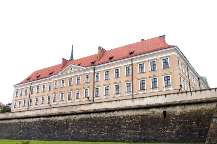 którego konstrukcja wspierała się pośrednio na filarach centralnie umieszczonej bimy, podtrzymującej 9-polowe sklepienie.