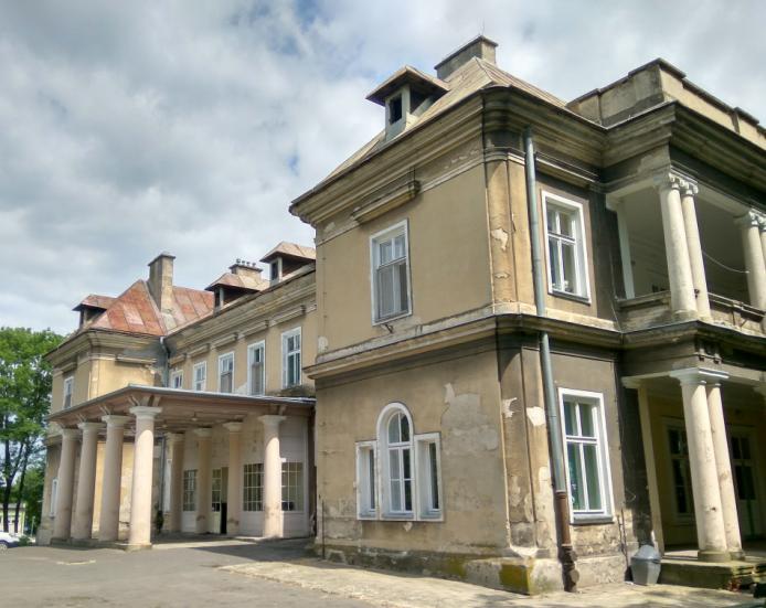 Dworek wybudowany jako budynek parterowy na wysokich suterynach z charakterystycznym wgłębnym portykiem (dwupółfilarowym i dwukolumnowym) zwieńczonym trójkątnym frontonem.