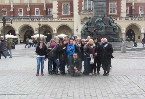 miejsc: Sukiennice, Rynek, Bramę Floriańską, Kościół Mariacki, Wawel, Smoczą Jamę i inne.