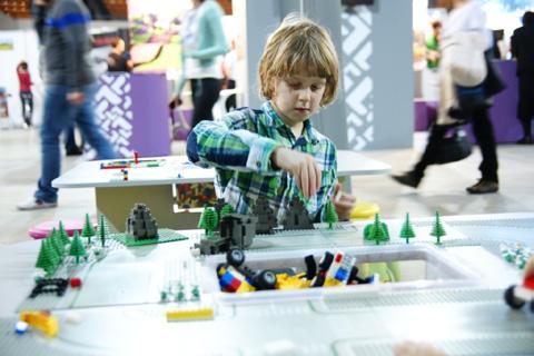 - Dzieciaki poznajcie robaki- warsztaty na temat owadów oraz malowanie wielkiej stonogi - Humanitarium, które przygotowało warsztaty małego chemika - Interaktywna wystawa Klocki z Charakterem, dzięki
