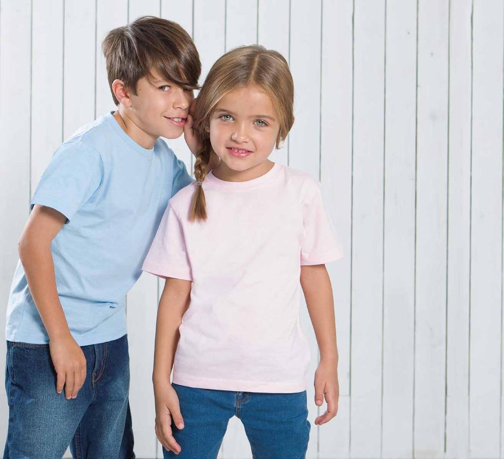 KID T-HIRT REF: TRK150 Taśma wzmacniająca pod ściągaczem. Podwójne szwy na ramionach i spodzie koszulki. 155gsm. 100% bawełny GM - 85% bawełny / 15% viskose A - 98% bawełny / 2% viskose Lycra neck.