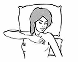 Wsuń poduszkę lub zwinięty ręcznik pod lewy bark, lewą rękę włóż pod