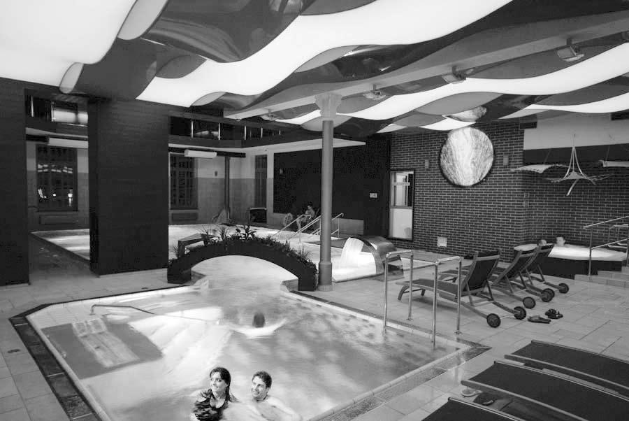 Wnętrza nowego SPA zostały zaprojektowane przez Tomasza Urbanowicza - architekta, projektanta, twórcy szkła, który swoje prace realizuje w prestiżowych obiektach użyteczności publicznej.