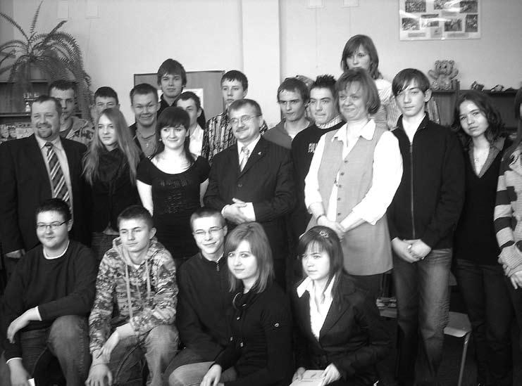 Z tej okazji wytypowani przedstawiciele klas gimnazjalnych uczestniczyli w spotkaniu zorganizowanym w bibliotece.