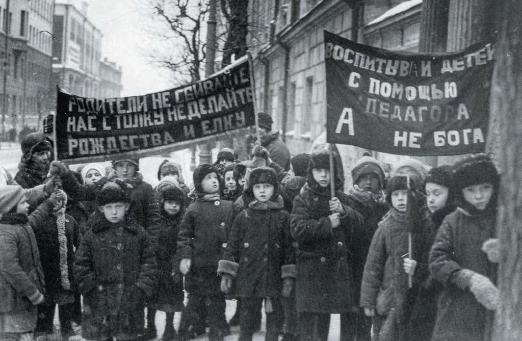 PAMIĘĆ HISTORIA Wystraszone dzieci na propagandowym proteście przeciwko religii Kościół katolicki w ZSRR 1935-1939.