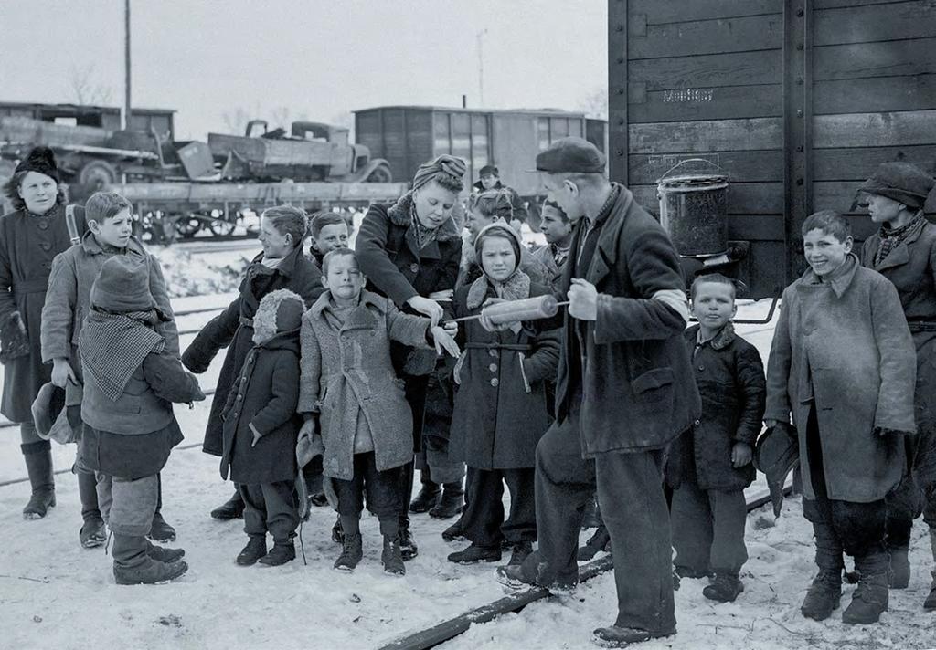 WYBITNI ROZWAŻANIA RODACY O HISTORII Przesiedleńcy ze Wschodu w Katowicach. Luty 1946 r. właścicieli. Sprowadzali też własne rodziny z ZSRR.