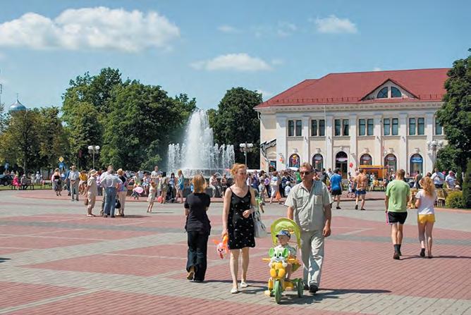 HISTORIA WSPOMNIENIA Rodzinne miasto Autora wspomnień dzisiaj Kościół św. Wacława w Wołkowysku nej dojrzałości, byli przyjacielscy jak wobec młodszych braci.