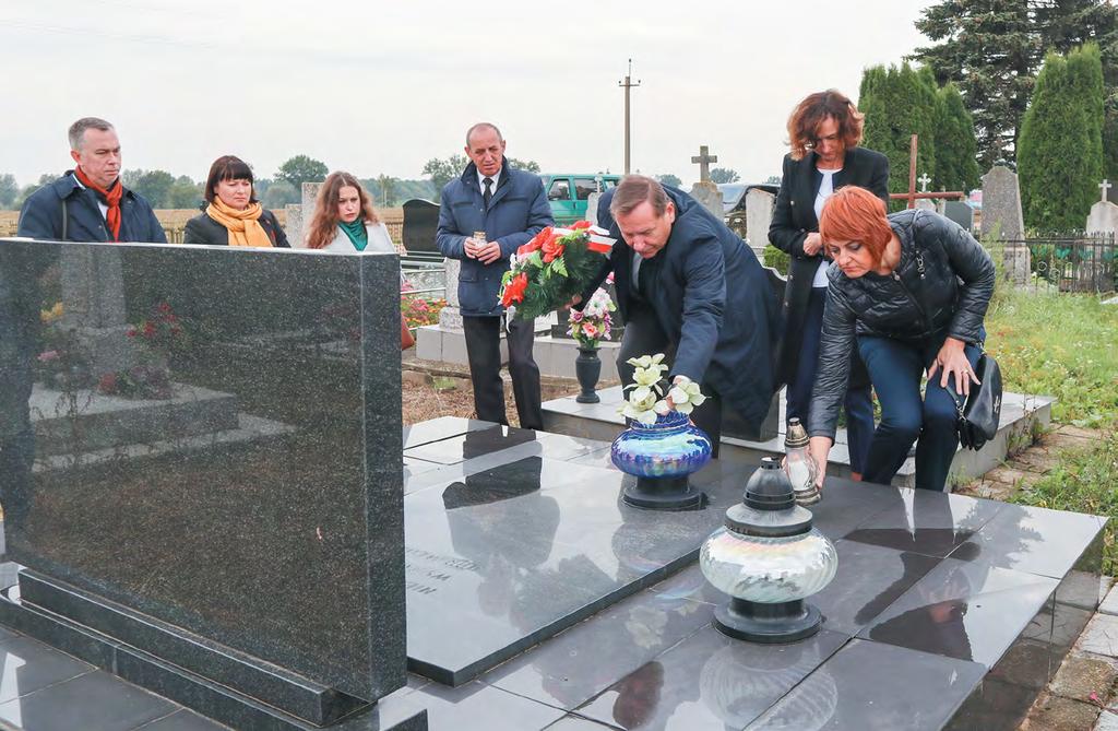 Irena WALUŚ Zapalenie zniczy i złożenie wieńców