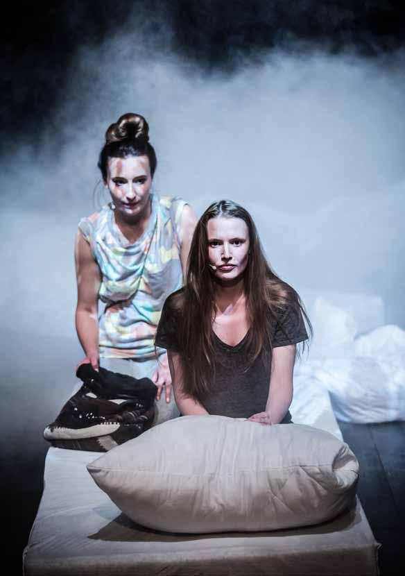 David Almond Oczy nieba Przekład: Elżbieta Woz niak Rez yseria: Andrzej Jakubas Scenografia: Wojciech Stefaniak Oprawa muzyczna: Paweł Jabłon ski Tekst piosenki: Maciej Wojtyszko Choreografia: