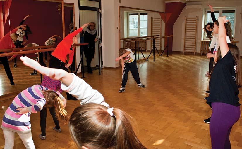 Na zajęciach uczestnicy poznawać będą podstawowe kroki poszczególnych tańców, a także krótkie układy choreograficzne oparte na różnych technikach.