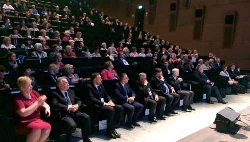 nawet non stop biegając po licznych schodach oraz wśród Uczestników zbierając w koszyki szereg pojawiających się pytań.