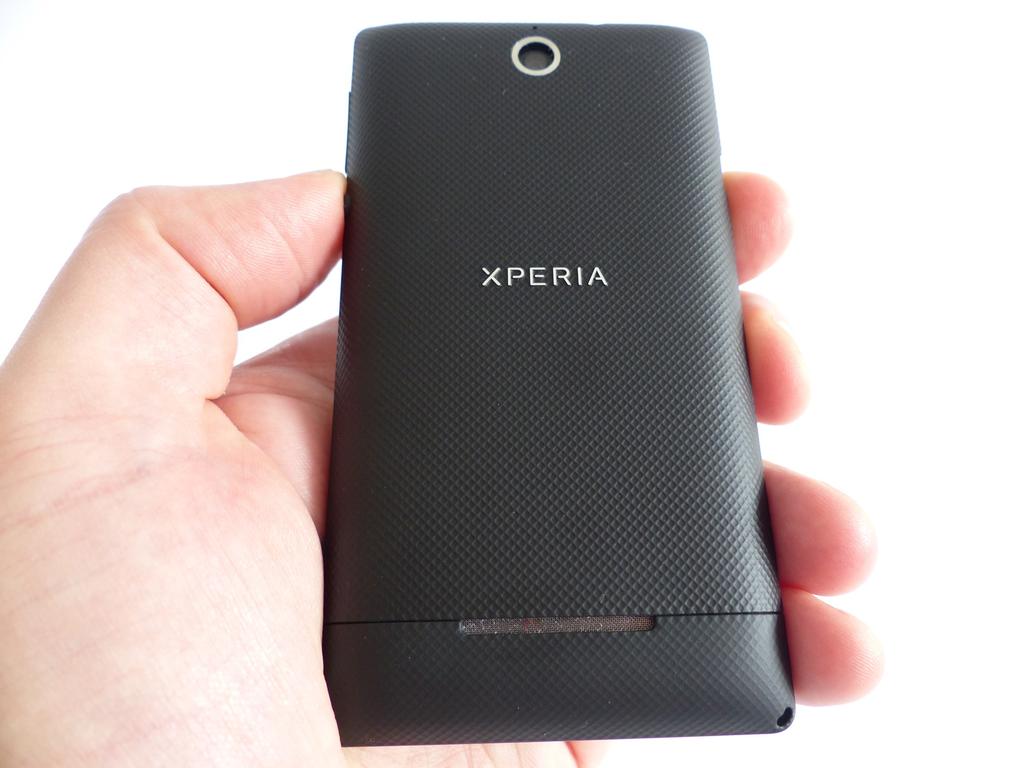 Procesor/pamięć/parametry techniczne ocena 4 Sony Xperia E to jeden z wolniejszych telefonów z Androidem. W środku znajdziemy procesor 1 GHz i RAM o wielkości 512 MB.
