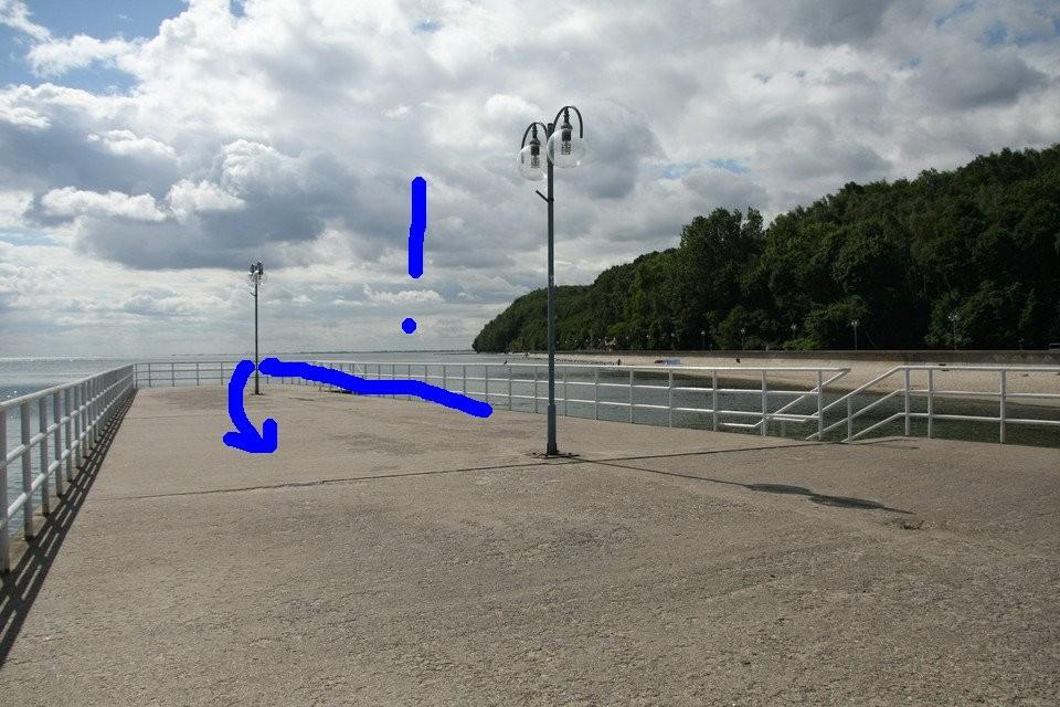 1) przy schodach prowadzących do wody.