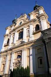 sprístupnenej vyhliadkovej terasy ponúka výhľad na peknú panorámu Przemyślského starého mesta. V roku 2007 bol na Námestí nezávislosti postavený pamätník svätého otca Jána Pavla II.