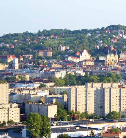 s ochrannými násypmi a zničenými núdzovými úkrytmi a delostreleckými stanoviskami.