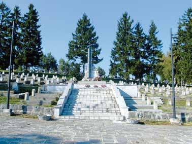 tovej vojne. Podľa dostupnej dokumentácie je tu pochovaných 1 248 vojakov. Obnovený cintorín bol vysvätený 17. septembra 1944. Architektom je Dipl. Ing.