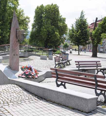 la Michala z roku 1764 s barokovým ikonostasom, pochádzajúci z Novej Sedlice. Pôvodne bol chrám stavaný bez jediného klinca.