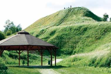 Už najmenej v 16. storočí na vrchu stála kaplnka sv. Leonarda, vypálená Tatármi v roku 1623. Kopec zaiste slúžil od dávnych dôb ako dôležitý pozorovací bod v obrannom systéme okolia Przemyśla.