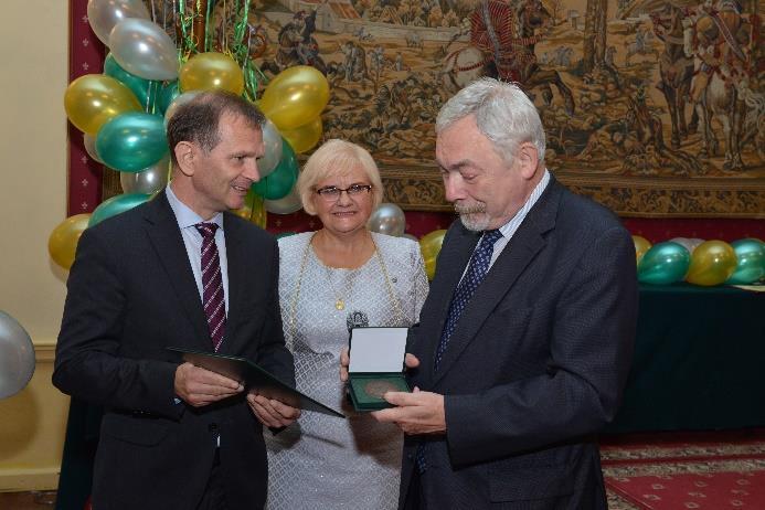 Prezydent Miasta Krakowa Prof. Jacek Majchrowski odbiera z rąk Prezesa SGP Prof. Janusza Walo medal Amigo societas.